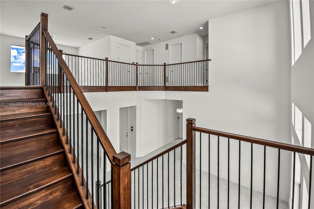 Recently Sold: $2,100,000 (5 beds, 7 baths, 4609 Square Feet)