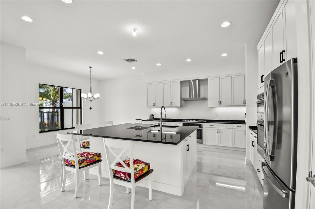 Recently Sold: $2,100,000 (5 beds, 7 baths, 4609 Square Feet)