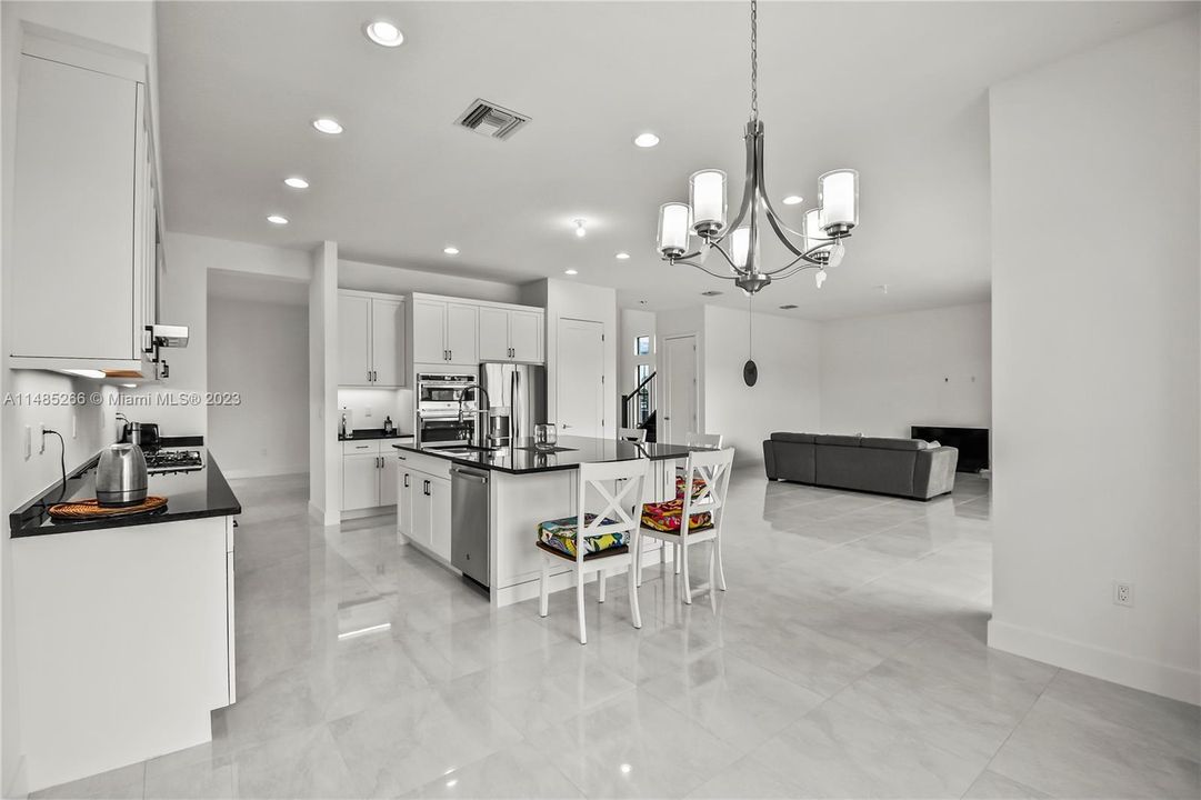 Recently Sold: $2,100,000 (5 beds, 7 baths, 4609 Square Feet)