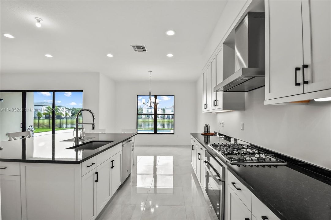 Recently Sold: $2,100,000 (5 beds, 7 baths, 4609 Square Feet)