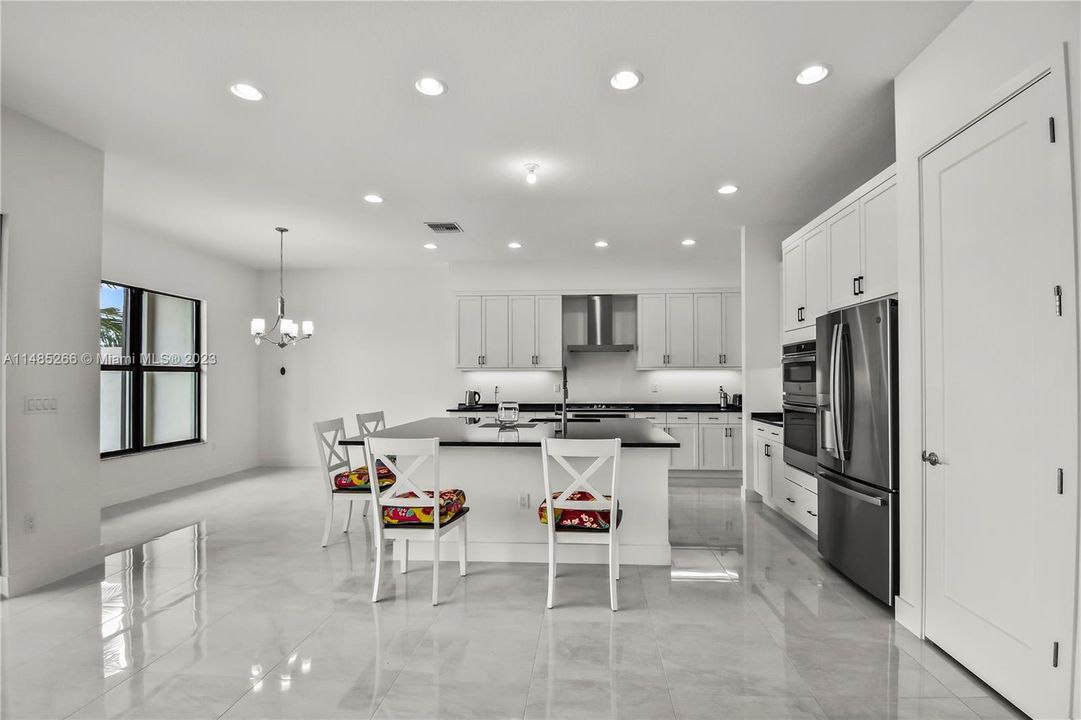 Recently Sold: $2,100,000 (5 beds, 7 baths, 4609 Square Feet)