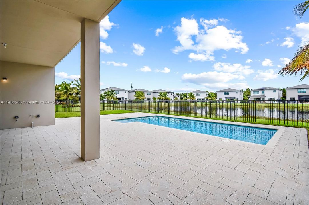 Recently Sold: $2,100,000 (5 beds, 7 baths, 4609 Square Feet)