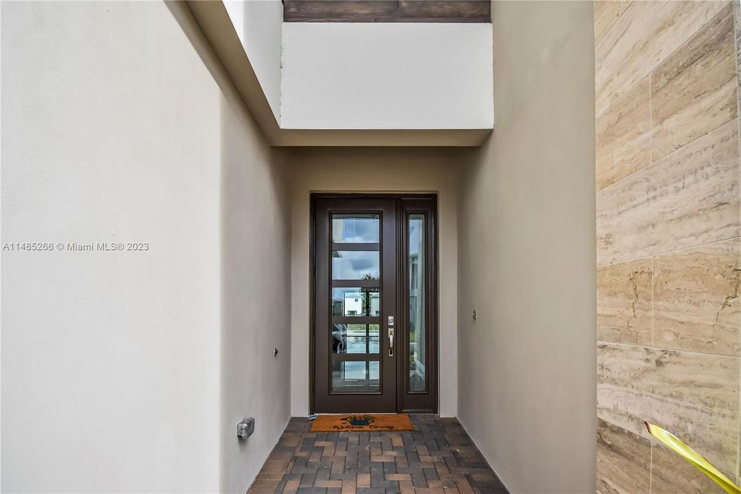 Recently Sold: $2,100,000 (5 beds, 7 baths, 4609 Square Feet)