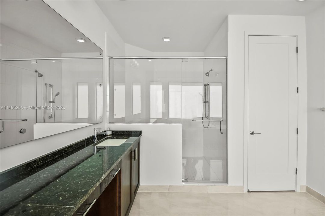 Recently Sold: $2,100,000 (5 beds, 7 baths, 4609 Square Feet)