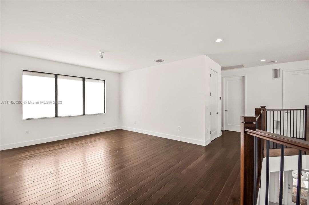 Recently Sold: $2,100,000 (5 beds, 7 baths, 4609 Square Feet)