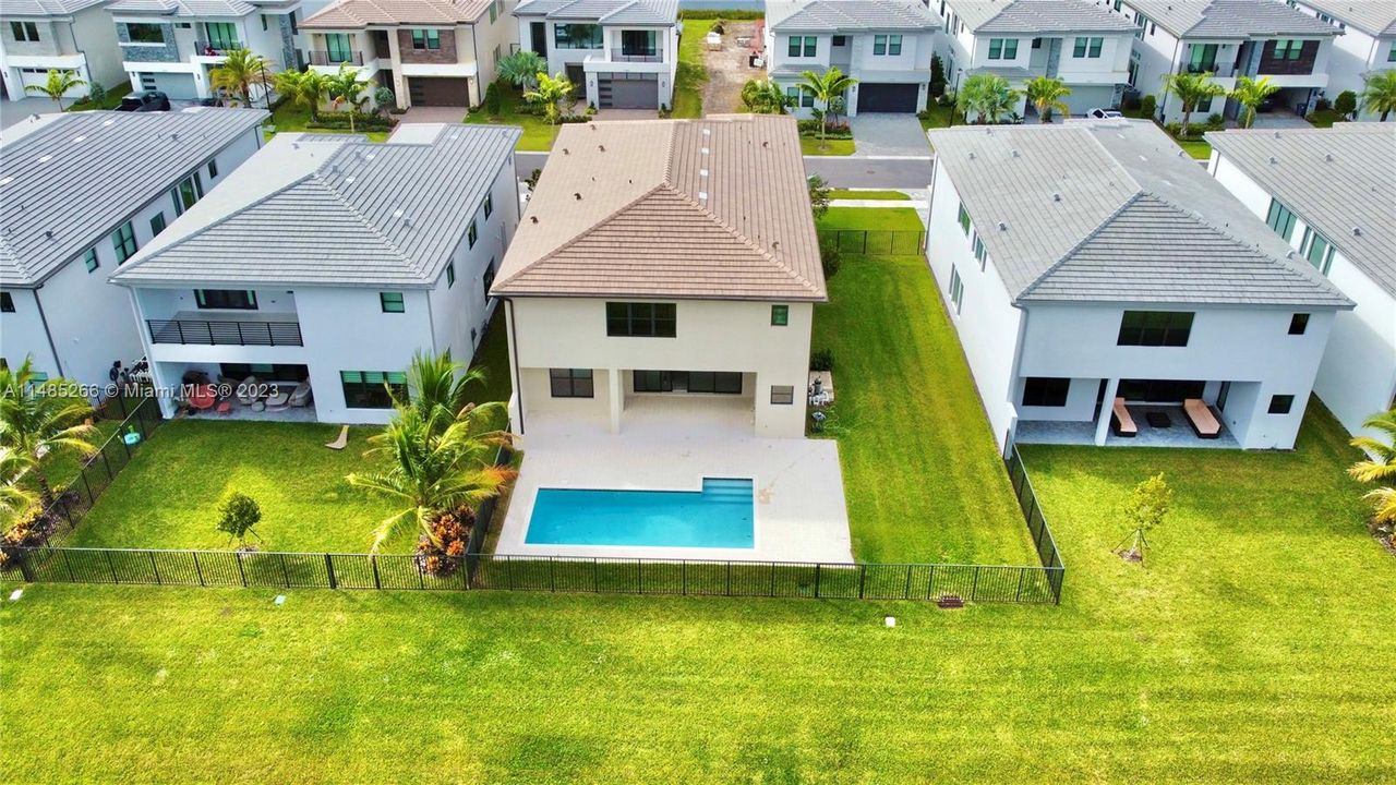 Recently Sold: $2,100,000 (5 beds, 7 baths, 4609 Square Feet)