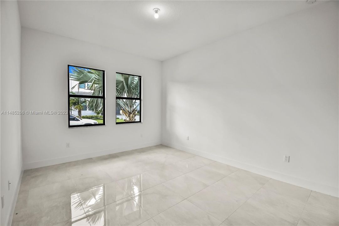 Recently Sold: $2,100,000 (5 beds, 7 baths, 4609 Square Feet)