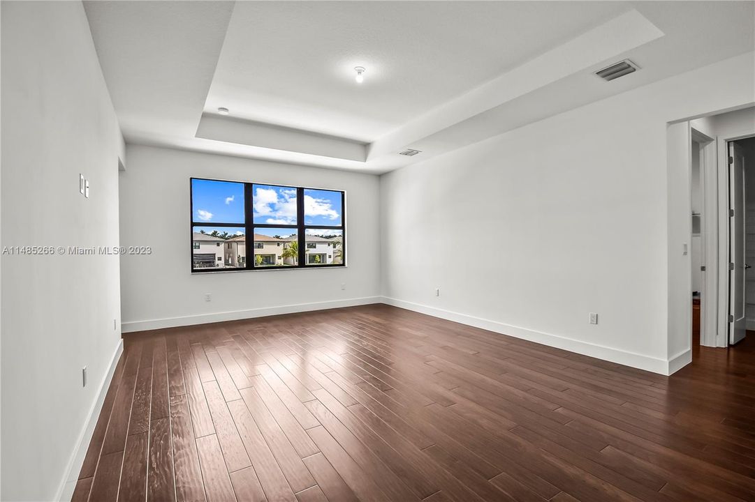 Recently Sold: $2,100,000 (5 beds, 7 baths, 4609 Square Feet)