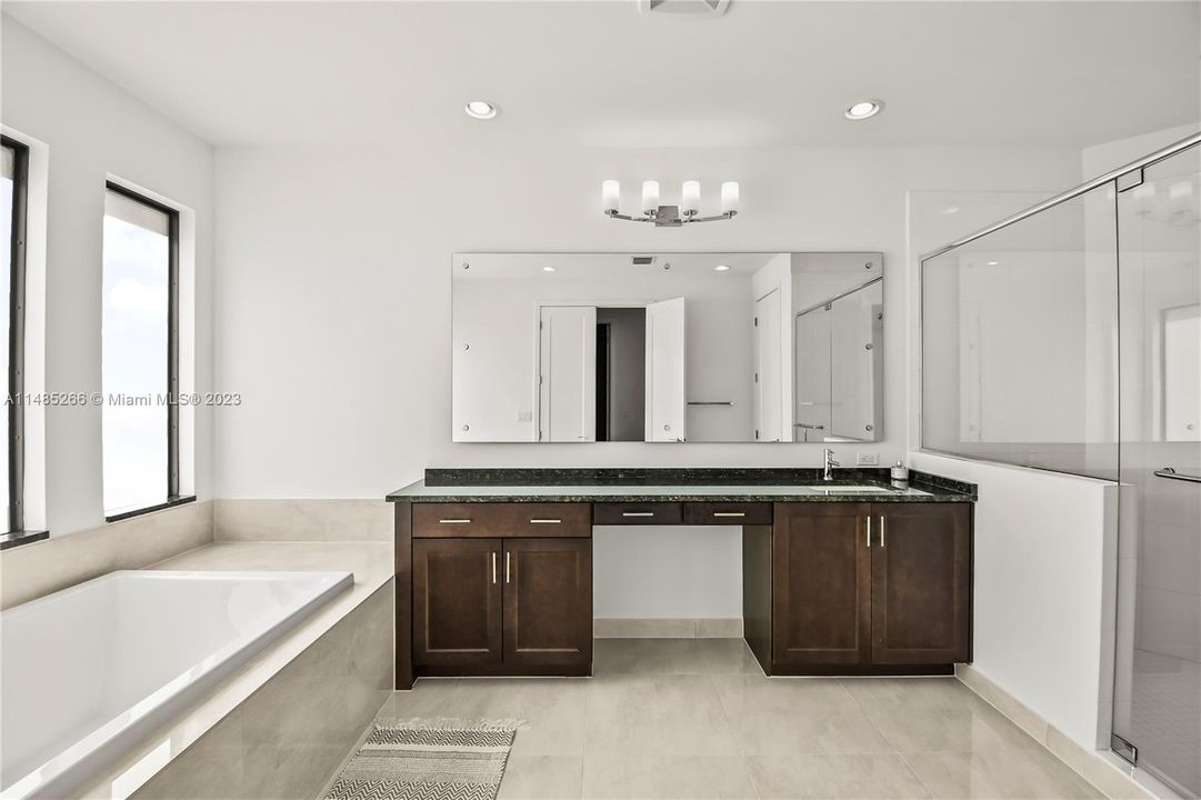 Recently Sold: $2,100,000 (5 beds, 7 baths, 4609 Square Feet)