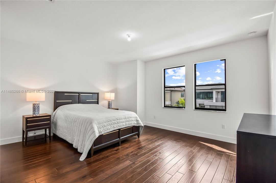 Recently Sold: $2,100,000 (5 beds, 7 baths, 4609 Square Feet)