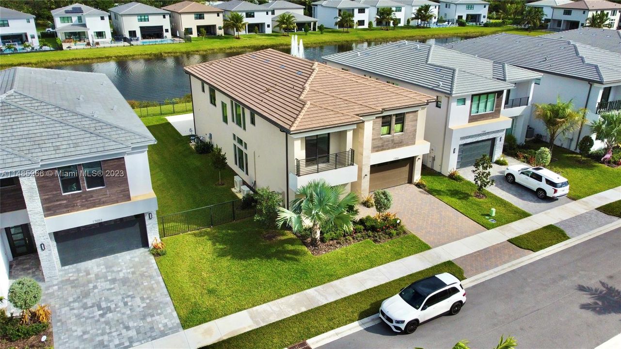 Recently Sold: $2,100,000 (5 beds, 7 baths, 4609 Square Feet)