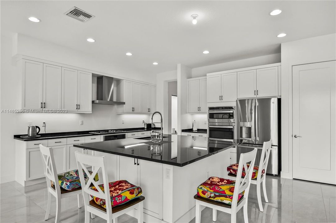 Recently Sold: $2,100,000 (5 beds, 7 baths, 4609 Square Feet)