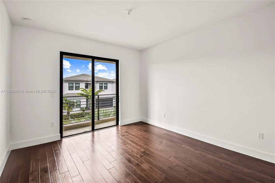 Recently Sold: $2,100,000 (5 beds, 7 baths, 4609 Square Feet)