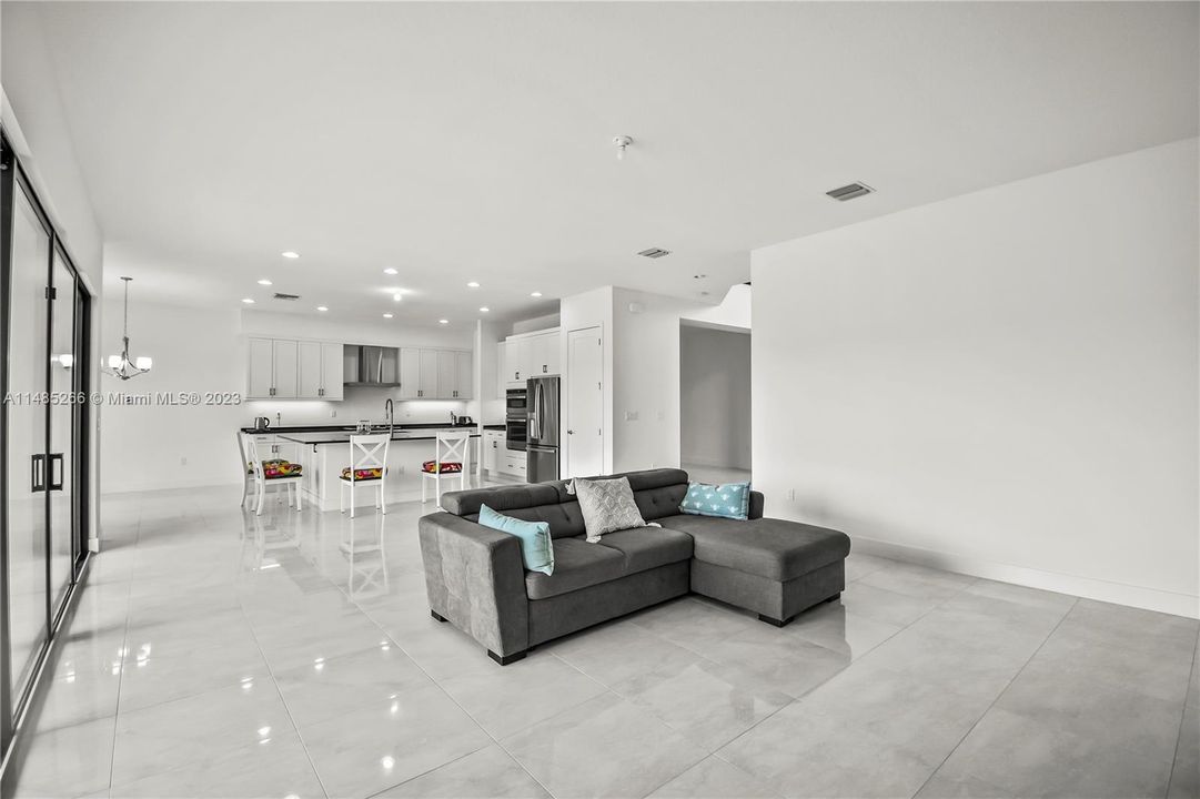 Recently Sold: $2,100,000 (5 beds, 7 baths, 4609 Square Feet)