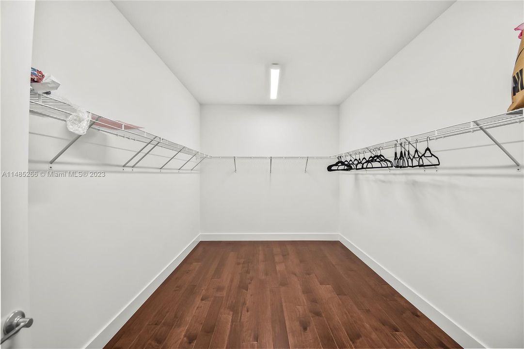 Recently Sold: $2,100,000 (5 beds, 7 baths, 4609 Square Feet)