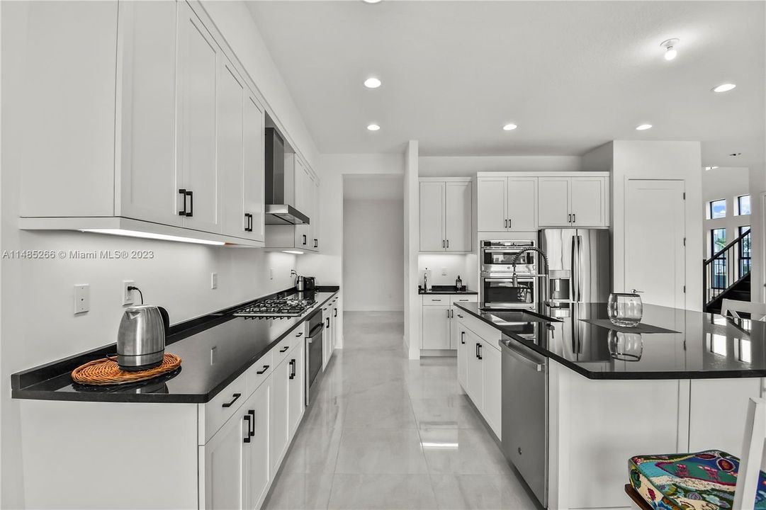 Recently Sold: $2,100,000 (5 beds, 7 baths, 4609 Square Feet)