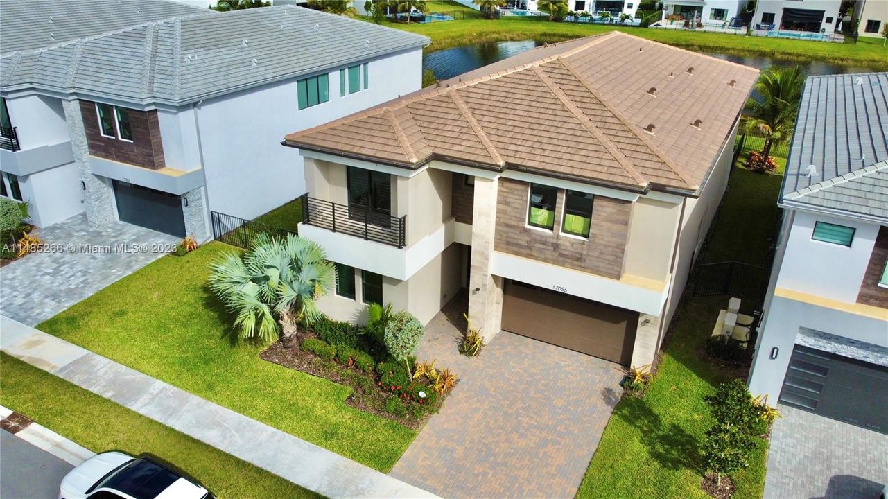 Recently Sold: $2,100,000 (5 beds, 7 baths, 4609 Square Feet)