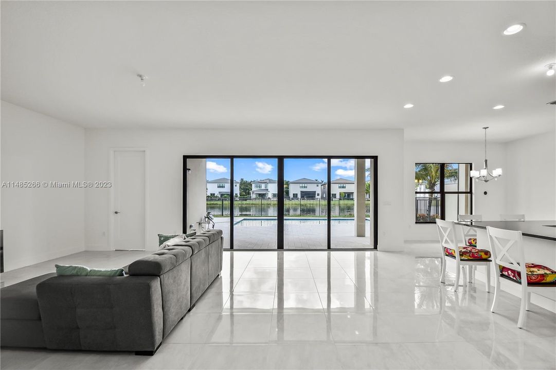 Recently Sold: $2,100,000 (5 beds, 7 baths, 4609 Square Feet)