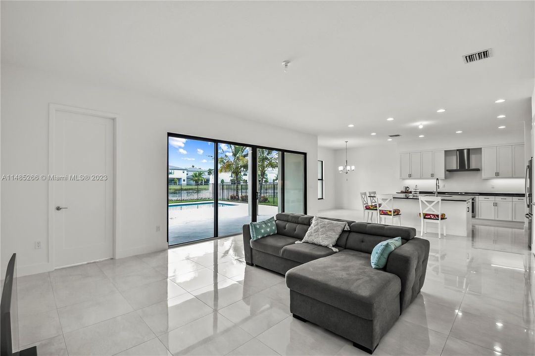 Recently Sold: $2,100,000 (5 beds, 7 baths, 4609 Square Feet)