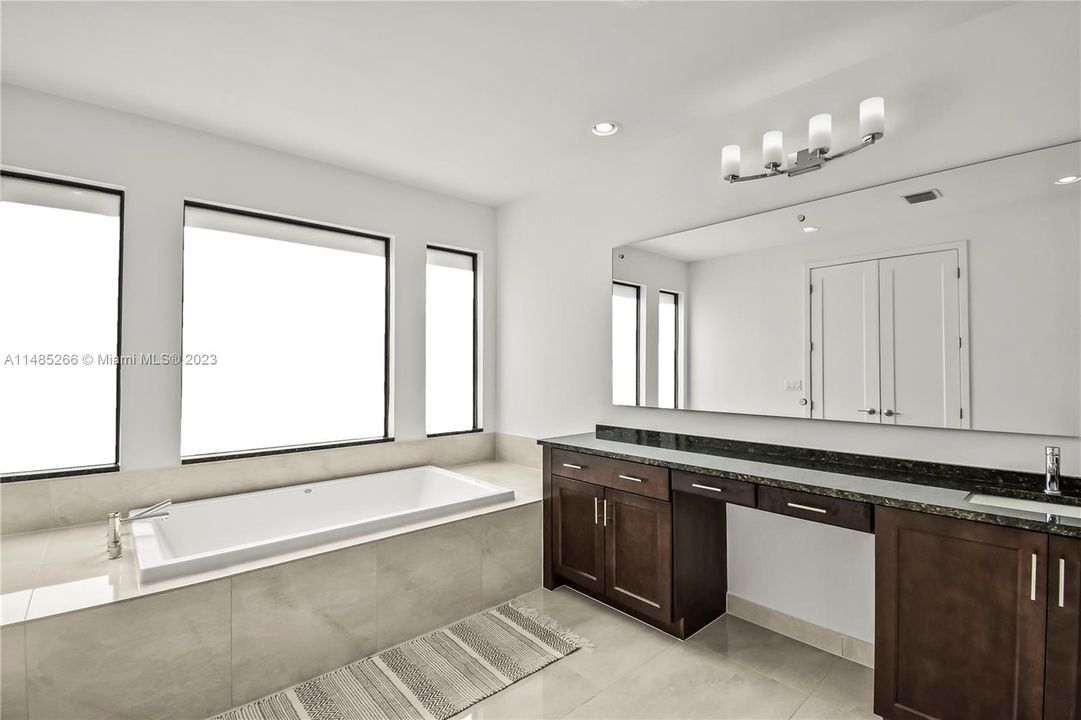 Recently Sold: $2,100,000 (5 beds, 7 baths, 4609 Square Feet)