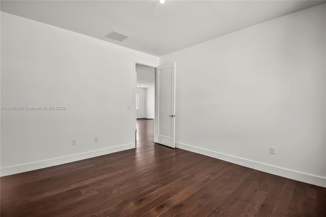 Recently Sold: $2,100,000 (5 beds, 7 baths, 4609 Square Feet)