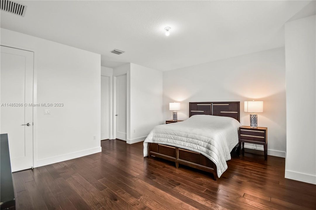 Recently Sold: $2,100,000 (5 beds, 7 baths, 4609 Square Feet)