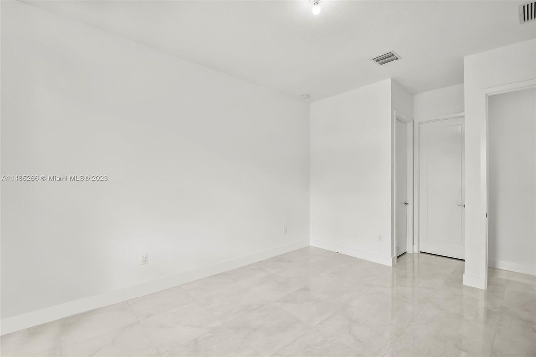 Recently Sold: $2,100,000 (5 beds, 7 baths, 4609 Square Feet)