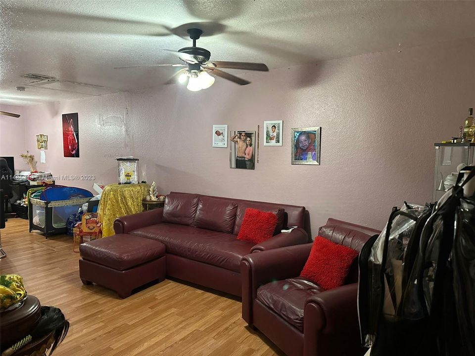 Active With Contract: $189,000 (2 beds, 1 baths, 930 Square Feet)