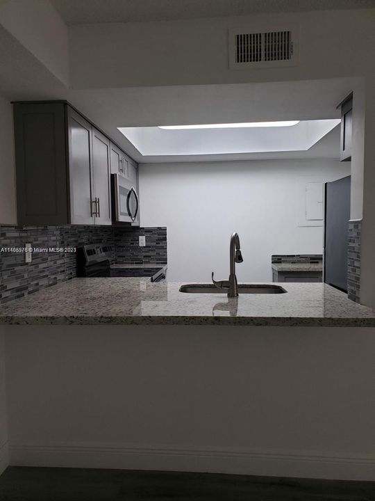 Недавно продано: $295,000 (2 спален, 2 ванн, 898 Квадратных фут)