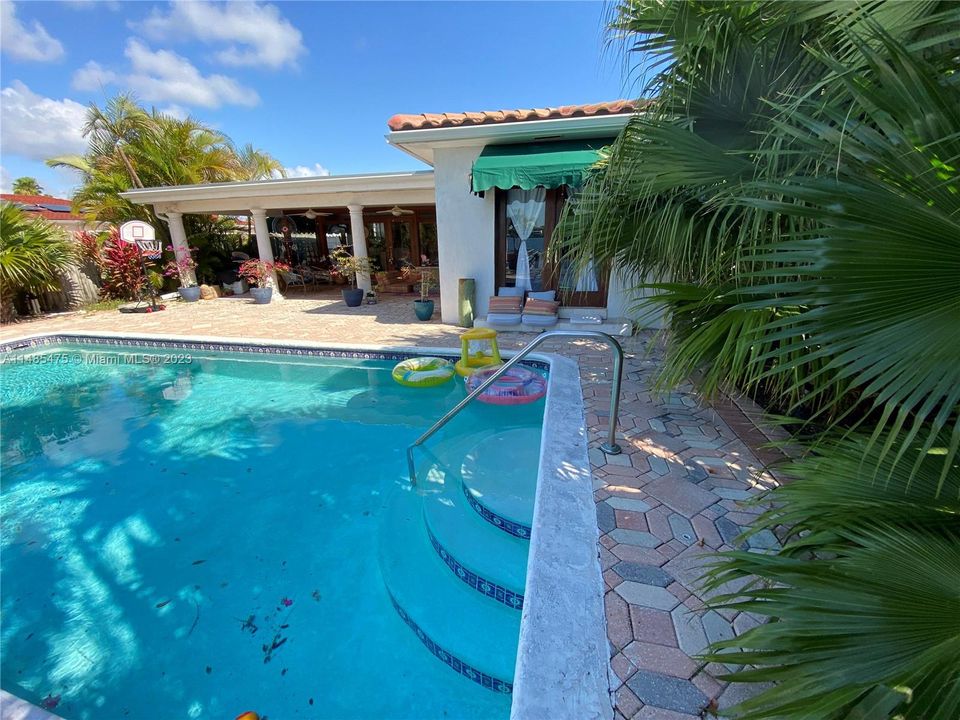 Recently Sold: $4,175,000 (4 beds, 3 baths, 2363 Square Feet)