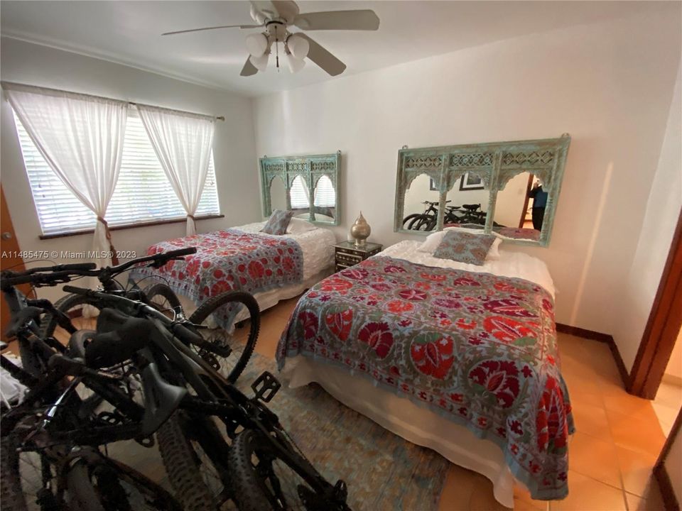 Recently Sold: $4,175,000 (4 beds, 3 baths, 2363 Square Feet)