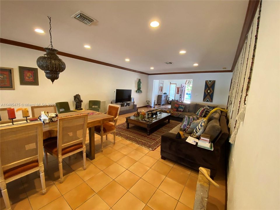 Recently Sold: $4,175,000 (4 beds, 3 baths, 2363 Square Feet)