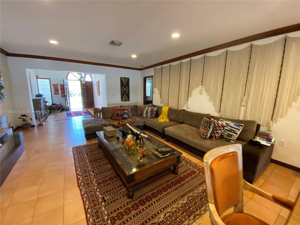 Recently Sold: $4,175,000 (4 beds, 3 baths, 2363 Square Feet)