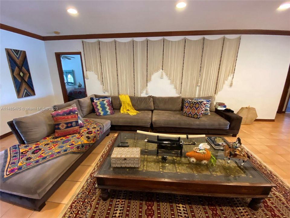 Recently Sold: $4,175,000 (4 beds, 3 baths, 2363 Square Feet)