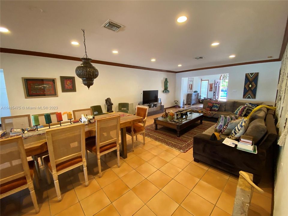 Recently Sold: $4,175,000 (4 beds, 3 baths, 2363 Square Feet)