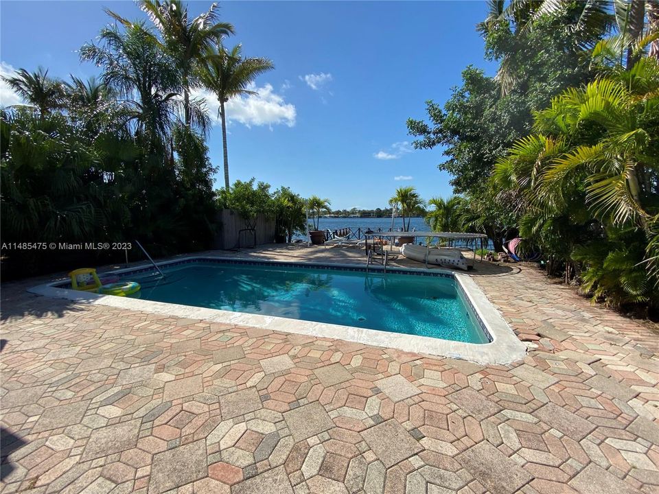 Recently Sold: $4,175,000 (4 beds, 3 baths, 2363 Square Feet)