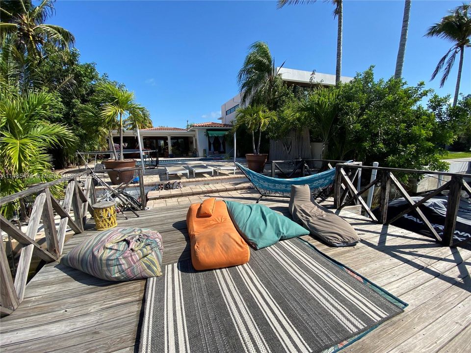 Recently Sold: $4,175,000 (4 beds, 3 baths, 2363 Square Feet)