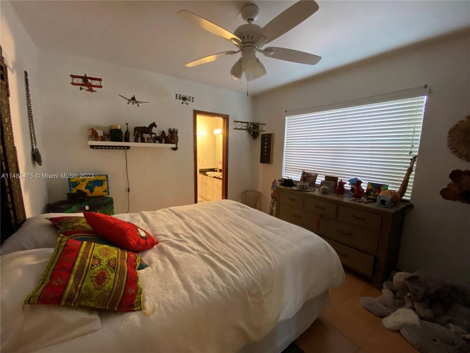 Recently Sold: $4,175,000 (4 beds, 3 baths, 2363 Square Feet)