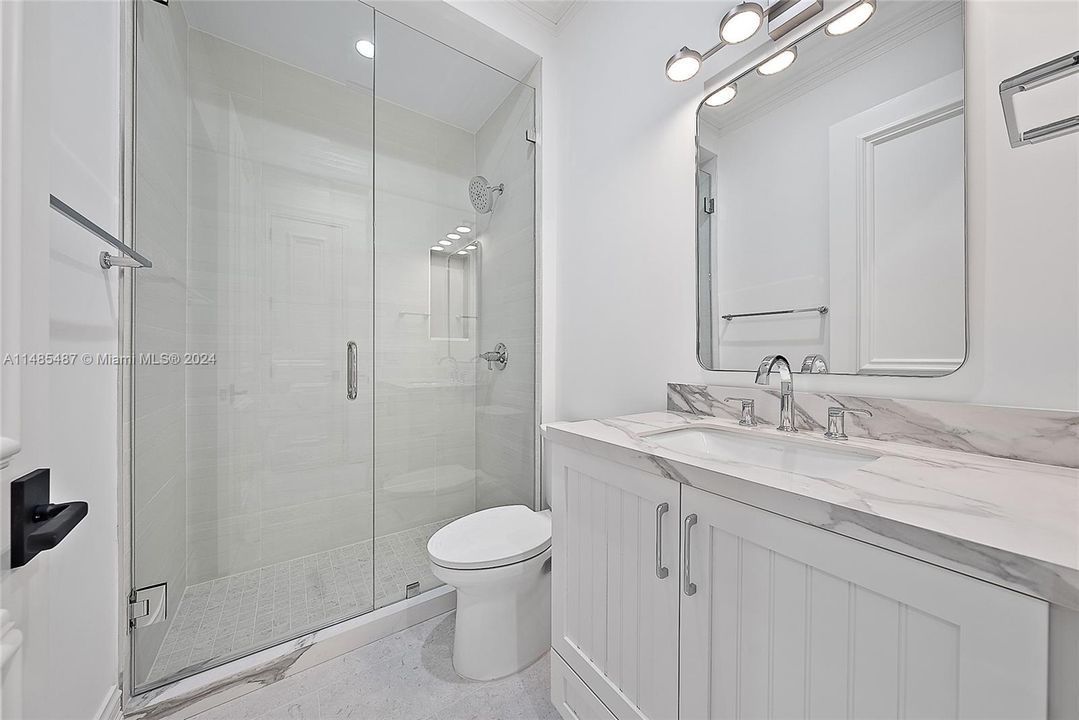 最近售出: $12,500,000 (5 贝兹, 6 浴室, 7549 平方英尺)