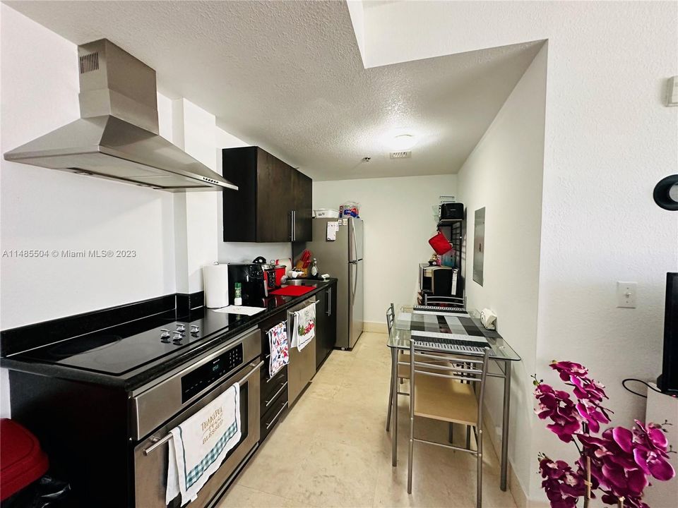 For Sale: $236,900 (1 beds, 1 baths, 601 Square Feet)