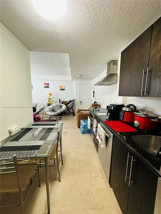 For Sale: $236,900 (1 beds, 1 baths, 601 Square Feet)