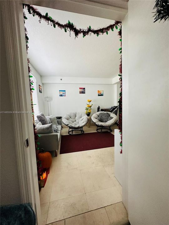 For Sale: $236,900 (1 beds, 1 baths, 601 Square Feet)