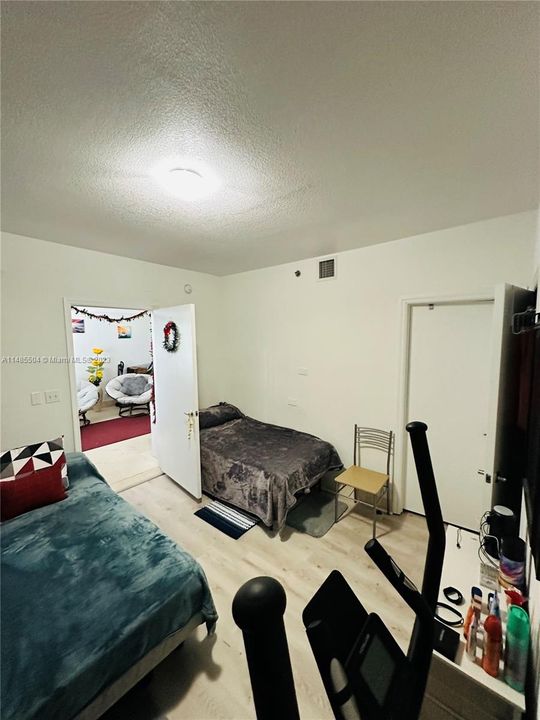 For Sale: $236,900 (1 beds, 1 baths, 601 Square Feet)