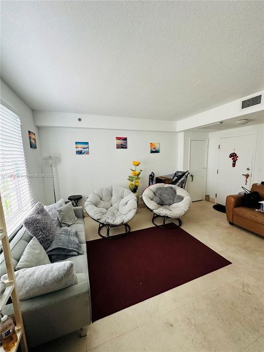 For Sale: $236,900 (1 beds, 1 baths, 601 Square Feet)