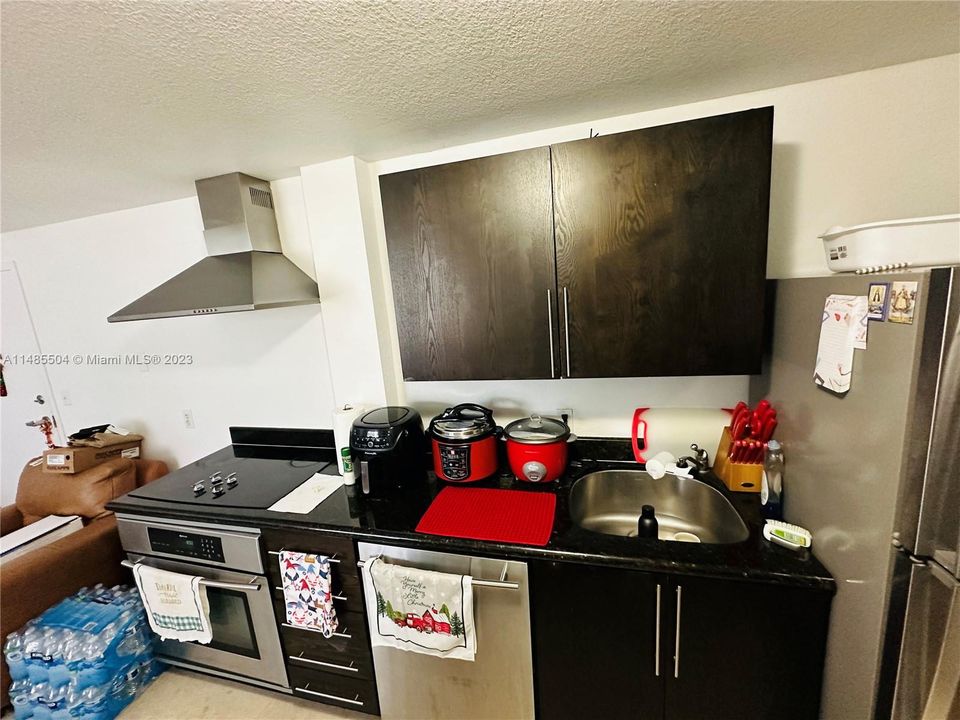 For Sale: $236,900 (1 beds, 1 baths, 601 Square Feet)