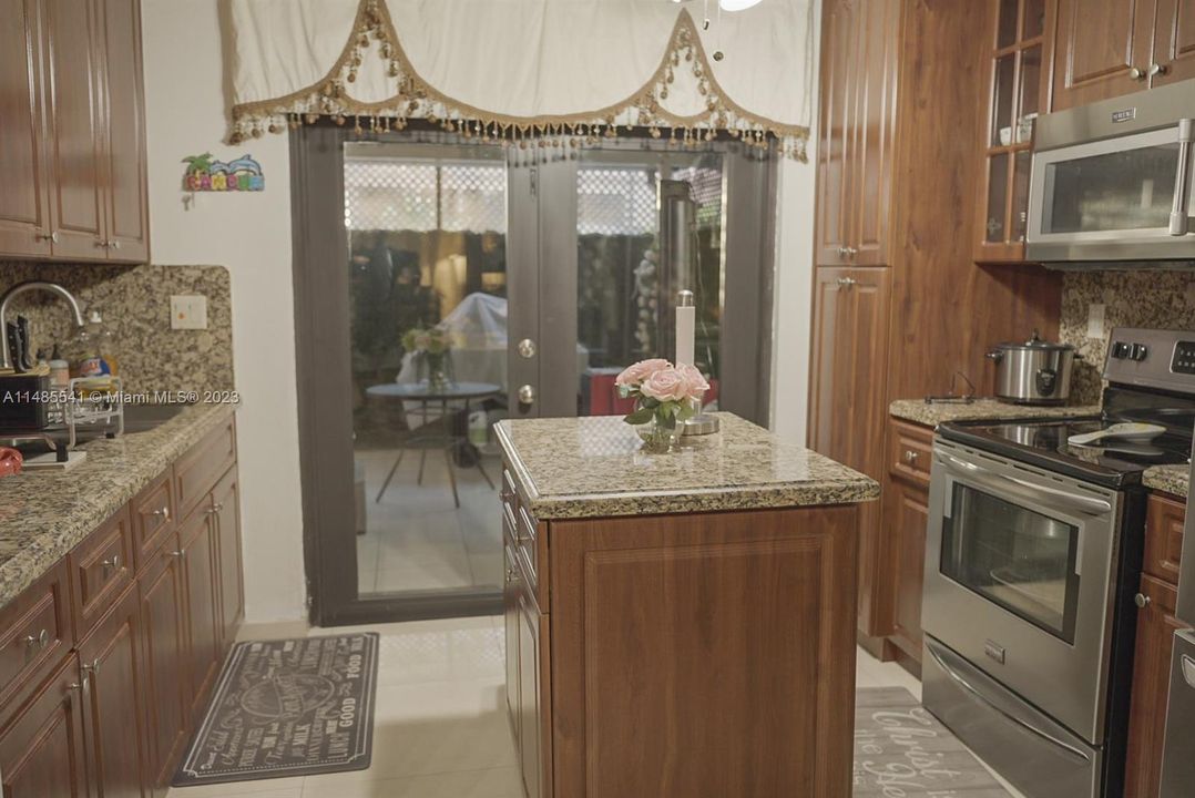 Недавно арендовано: $2,700 (2 спален, 2 ванн, 803 Квадратных фут)