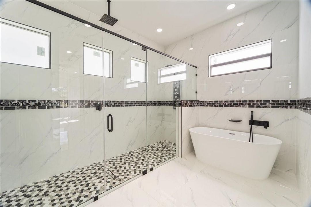 最近售出: $455,000 (4 贝兹, 2 浴室, 1955 平方英尺)