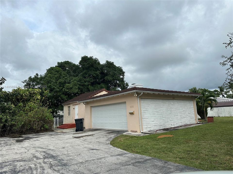 Recently Rented: $3,600 (4 beds, 2 baths, 1667 Square Feet)