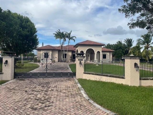 Recently Sold: $1,350,000 (4 beds, 4 baths, 3754 Square Feet)