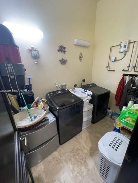 Vendido Recientemente: $1,350,000 (4 camas, 4 baños, 3754 Pies cuadrados)